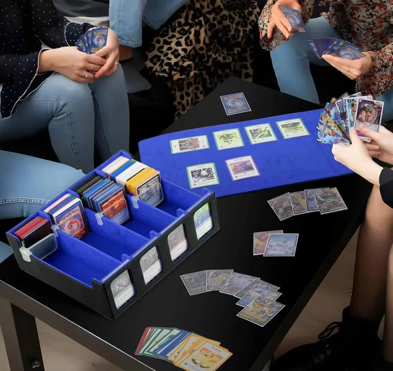 A caixa de armazenamento de cartões contém mais de 2400 cartões de manga única, inclui 4 rolhas de cartão e 24 divisórias de cartão adequadas para cartão comercial TCG