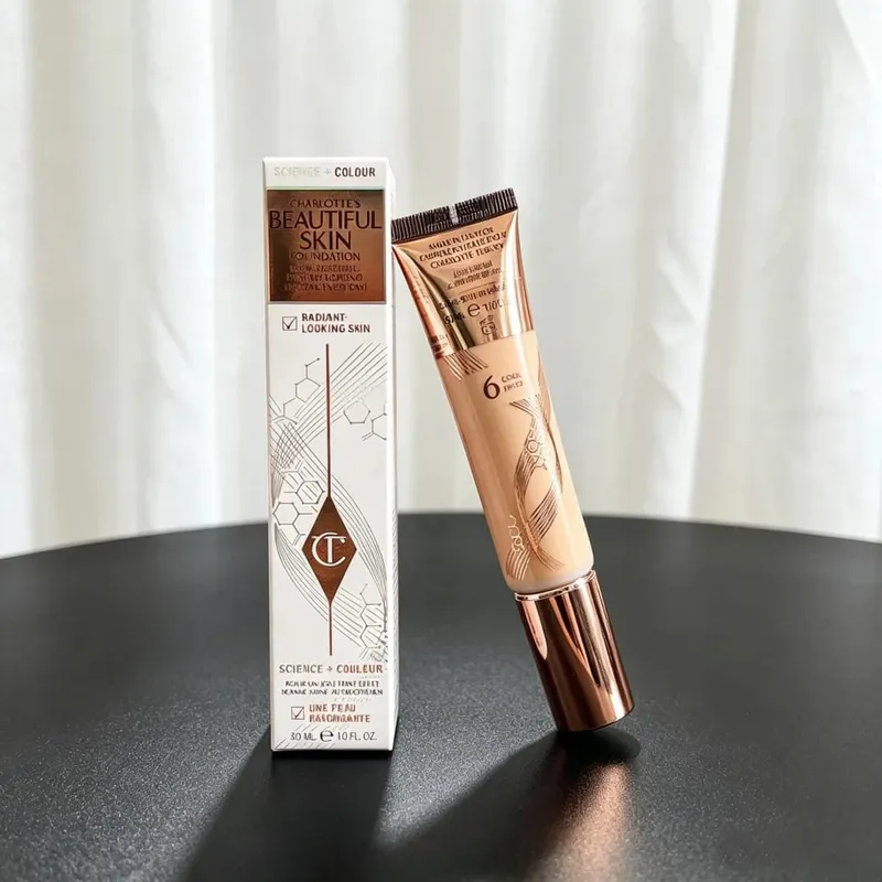 Charlotte Tilbury 玻尿粉底保濕中等遮瑕自然光澤 16 小時耐磨提亮遮瑕黑眼圈