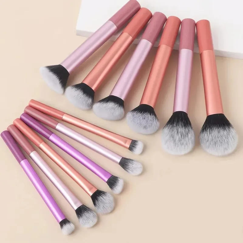 Conjunto de pincéis de maquiagem profissional prateado de 14 peças | Inclui 2 puffs de veludo de pelúcia + 2 esponjas de mistura | Escova Vegan Cruelty-Free Co.