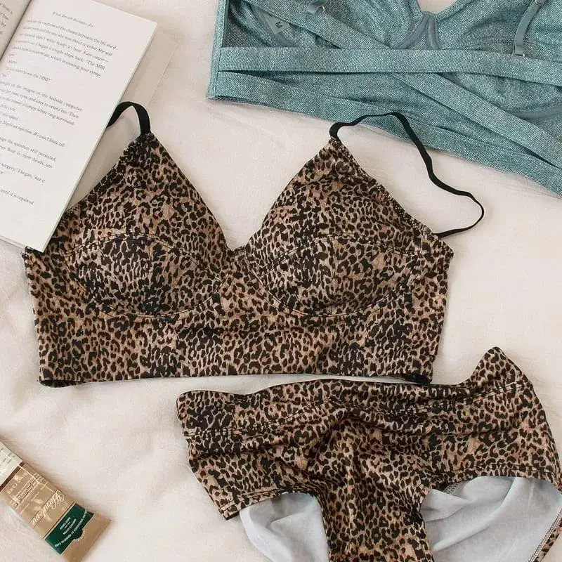 Sem anel de aço grande roupa interior copo triângulo profundo v conjunto de sutiã sexy push up feminino conjuntos de lingerie sem costas