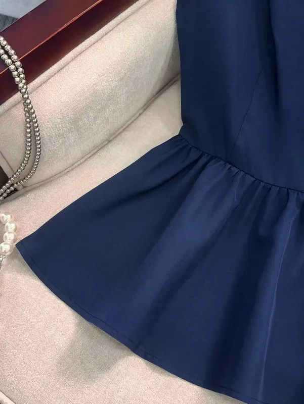 Cami slim fit com costas franzidas e alças grossas com babados na bainha e design franzido para todos os tipos de corpo