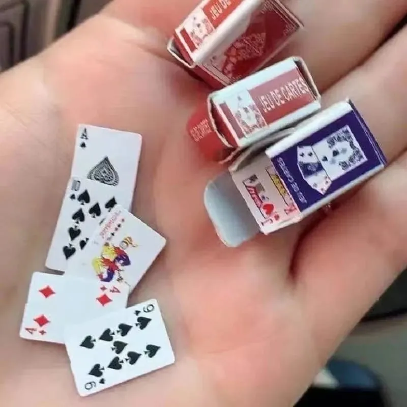 Mini cartas de jogo de pôquer, engraçadas, fofas, super pequenas, presentes, brinquedos de viagem, adereços de brincadeira, cartão de pôquer em miniatura
