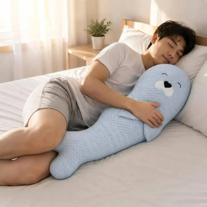 Travesseiro longo de pelúcia para abraçar o sono, almofada corporal de apoio, decoração aconchegante em formato de animal, descanso confortável para cama de adultos