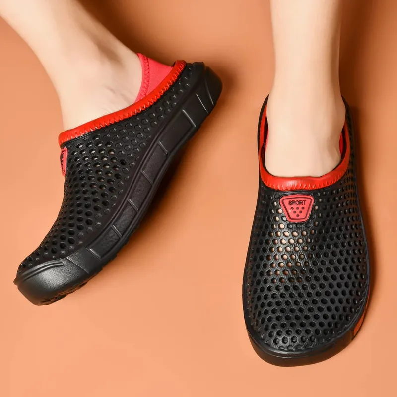 Respiráveis ​​e leves, estes tamancos casuais masculinos são altamente versáteis! Disponíveis em várias cores, eles redefinem o verão.
