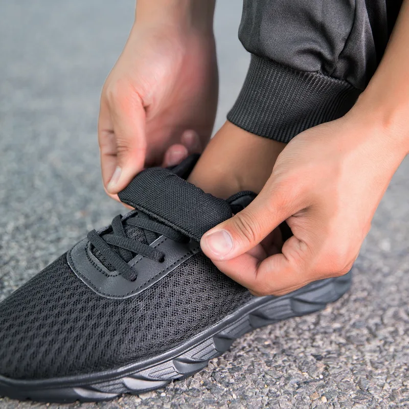 Sólido preto masculino sapatos atléticos oco malha superior antiderrapante luz sola jogging treinamento casual viagem diária esporte ao ar livre footwea
