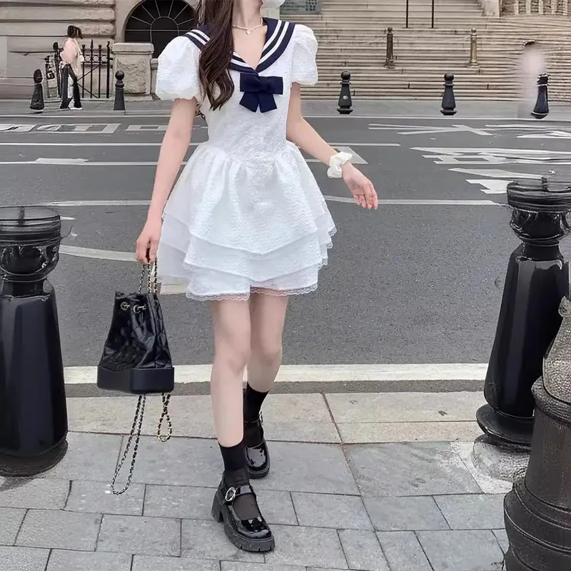 Vestido feminino branco com gola marinheiro, laço marinho, manga bolha, babado em camadas, vestido curto, doce, casual, estilo fofo