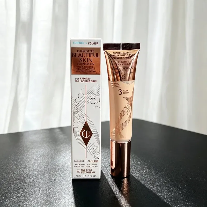 Charlotte Tilbury 玻尿粉底保濕中等遮瑕自然光澤 16 小時耐磨提亮遮瑕黑眼圈