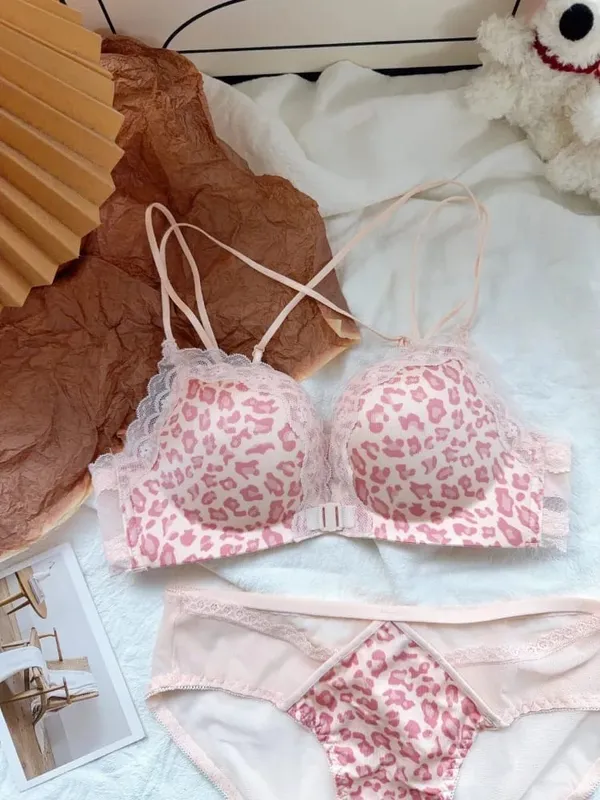 Conjunto de sutiã de fixação frontal com estampa de leopardo confortável para mulheres sem costas peito pequeno melhorando lingerie venda quente