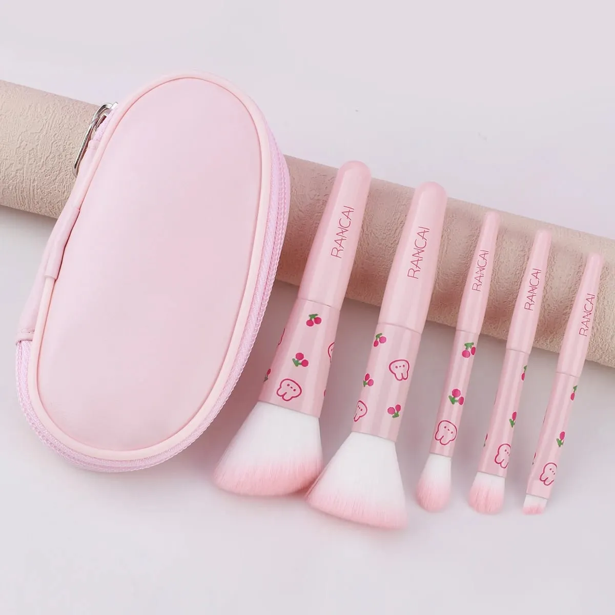 5Pcs Cute Compact Makeup Brush Set With Case Premium Brush for Flawless Foundation Blush Eyeshadow Application Beauty Tools