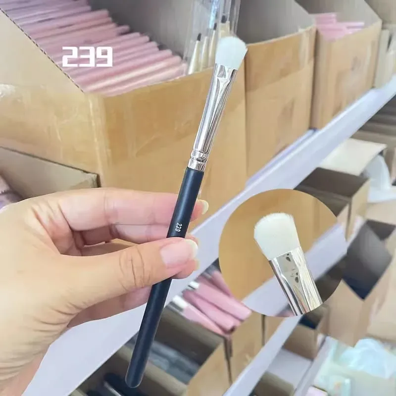 4 件裝化妝眼影刷扁平眼影暈染器摺痕混合刷山羊毛眼影液霜粉化妝工具