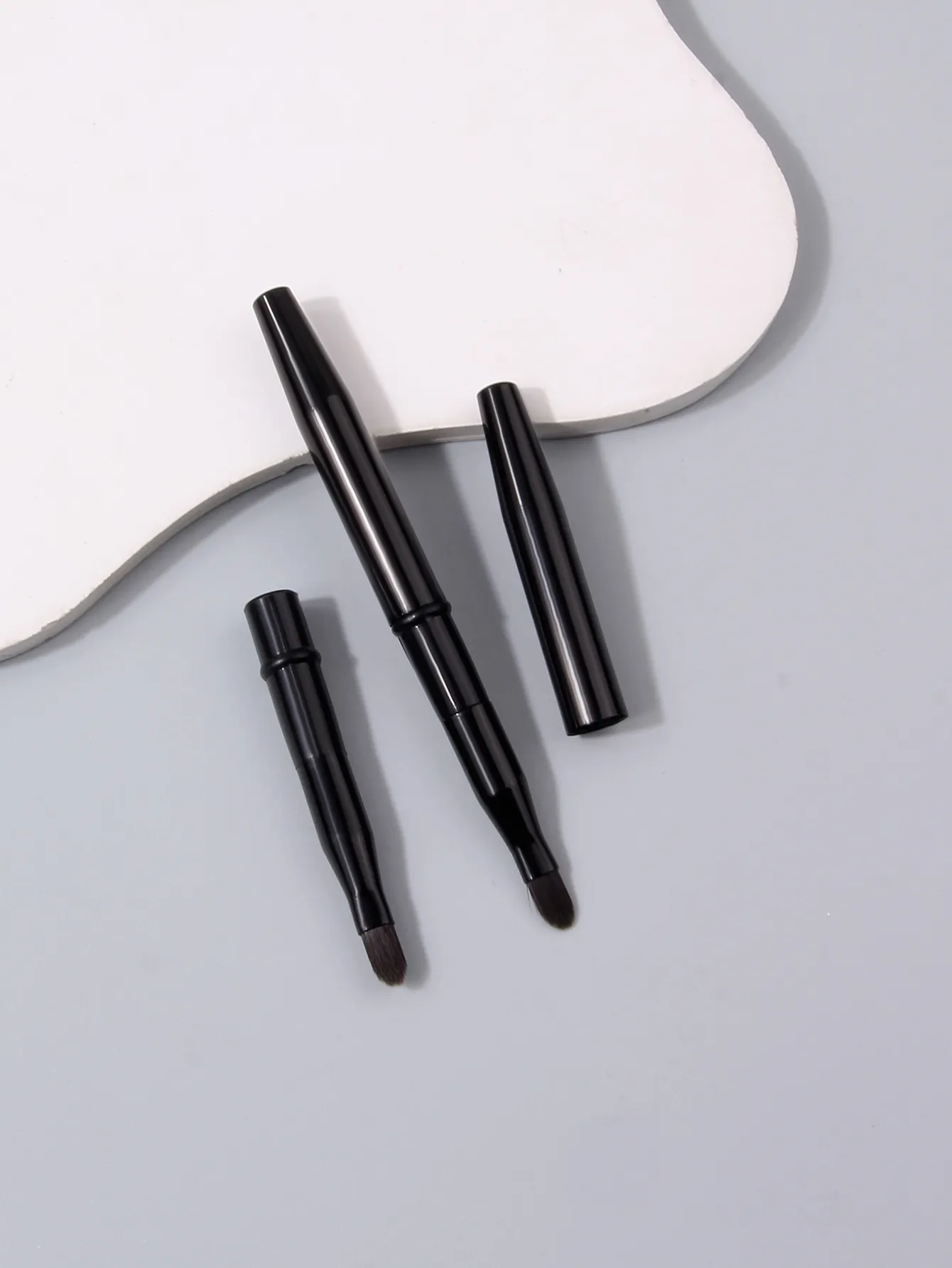 2 pçs preto com uma capa pincéis de maquiagem labial retrátil dupla extremidade retrátil escova de lábios viagem batom gloss pincel de maquiagem