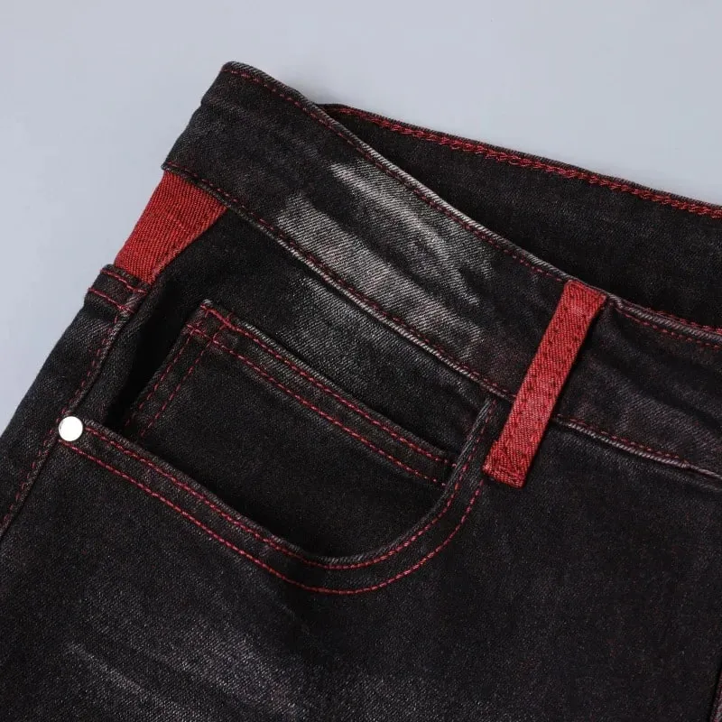 Calça jeans stretch preta masculina para primavera e outono com detalhes vermelhos rasgados, tamanhos asiáticos 28–42.