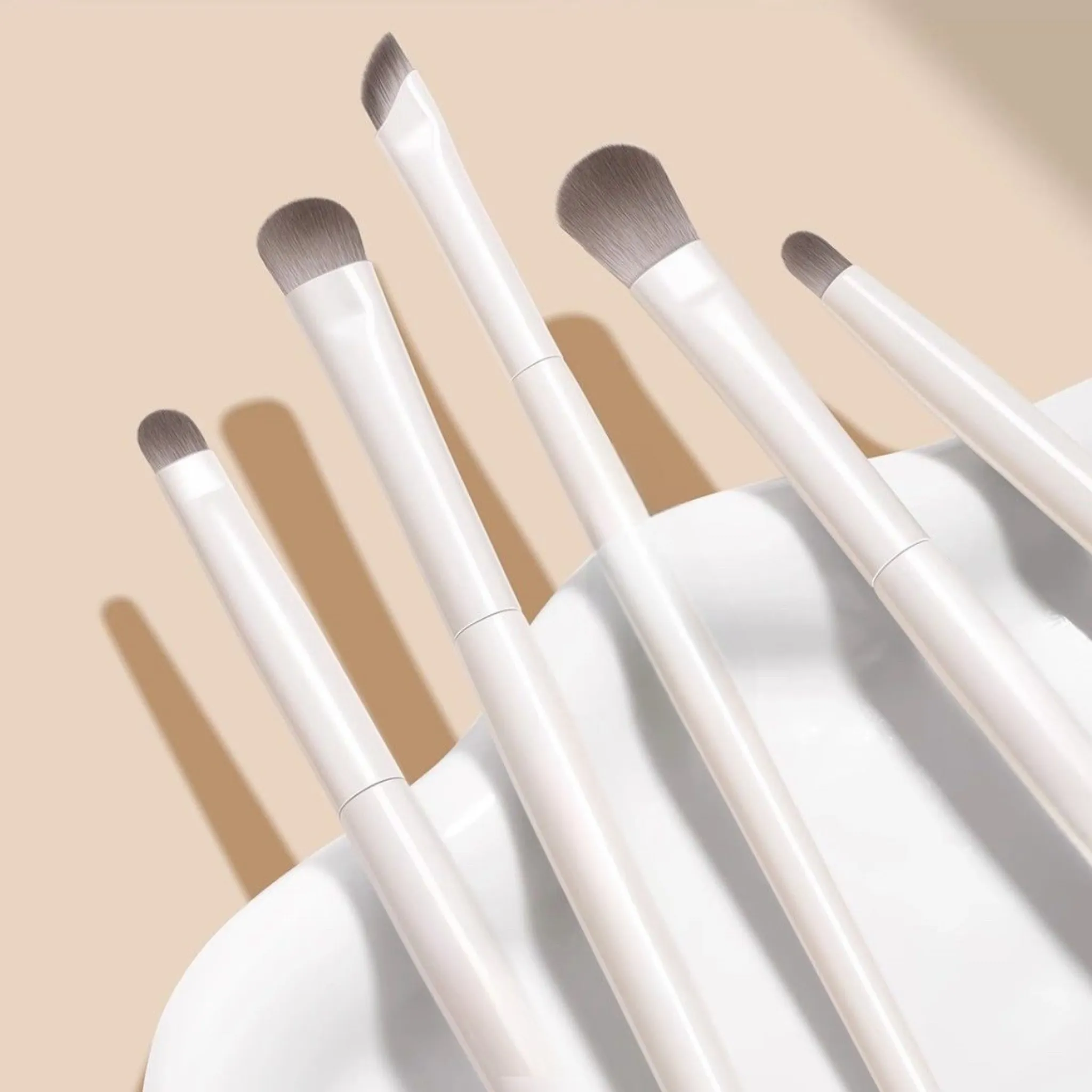 Conjunto de pincéis de sombra para iniciantes, incluindo delineador sob os olhos para aplicação de cores e pincéis para detalhes de mistura