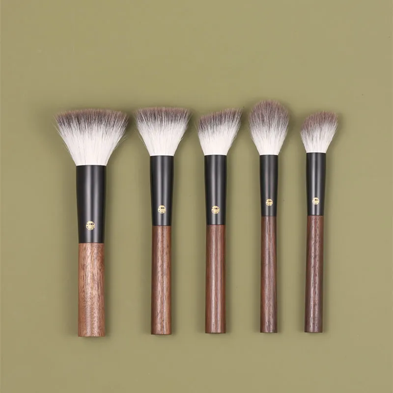 Professional Handmade Makeup Brushes 1PC Blue Fox Goat Hair Stippling Blush Brush Walnut Handle Make Up Brush