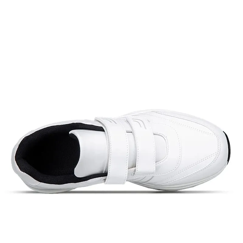 Tênis masculino ajustável de couro com gancho e laço, preto puro, sapatos esportivos casuais, tamanho grande 47 48, sapatos para caminhada para idosos
