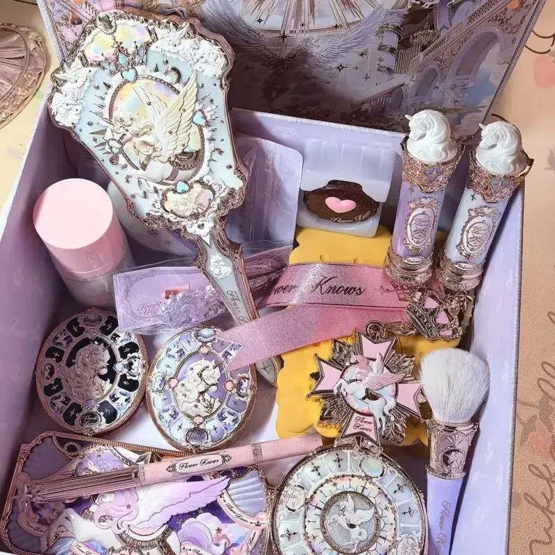 Conjunto de maquiagem de unicórnio Flower Knows Knight - Batom Blush Cloud Setting Powder Starlight Eyeshadow Kit de cosméticos em caixa de presente