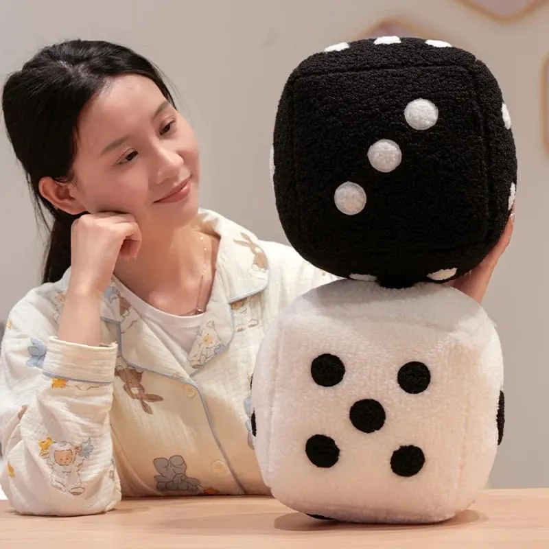 Travesseiro de dados divertido de 25cm, brinquedo de pelúcia macio, preto e branco, adereços de jogo, comparar tamanhos, presente engraçado para entretenimento de festa