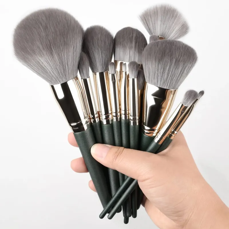 Conjunto de pincéis de maquiagem profissional prateado de 14 peças | Inclui 2 puffs de veludo de pelúcia + 2 esponjas de mistura | Escova Vegan Cruelty-Free Co.