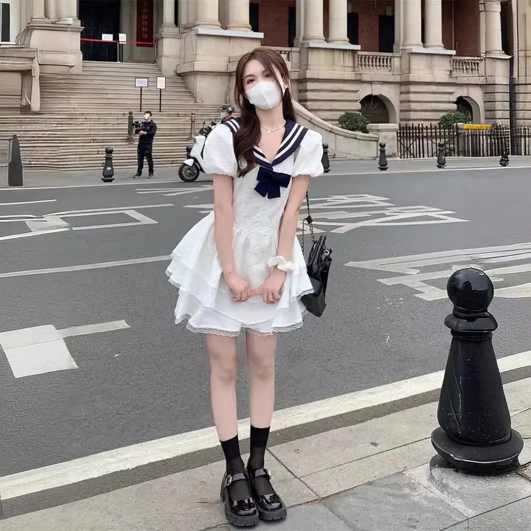 Vestido feminino branco com gola marinheiro, laço marinho, manga bolha, babado em camadas, vestido curto, doce, casual, estilo fofo