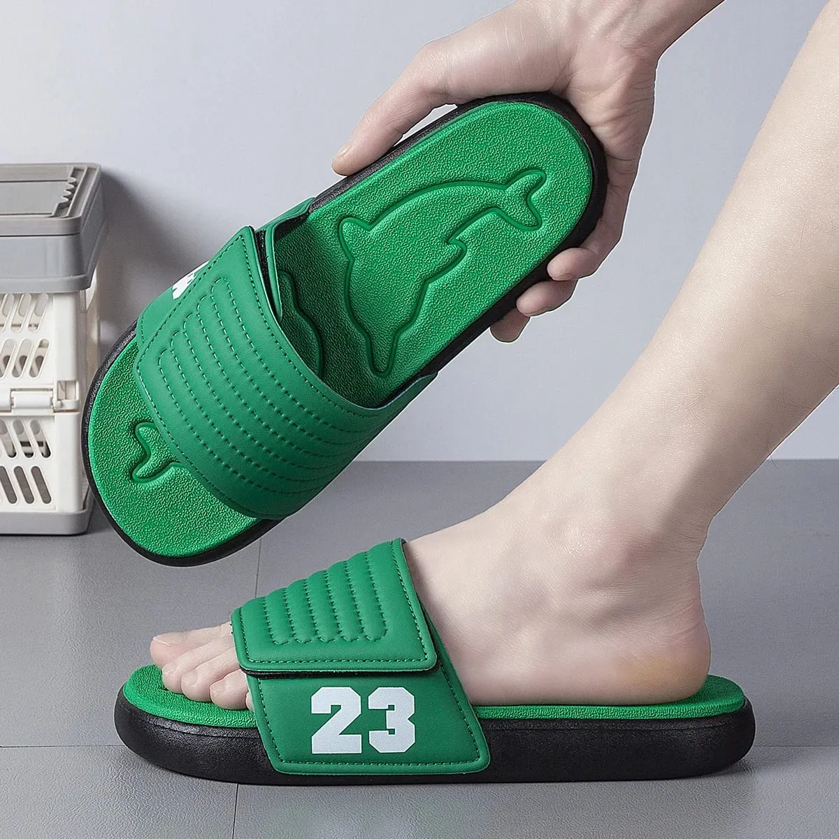 Chinelos de verão respiráveis ​​homens leves chinelos de secagem rápida confortáveis ​​slides interiores e exteriores à prova dwaterproof água sapatos de praia