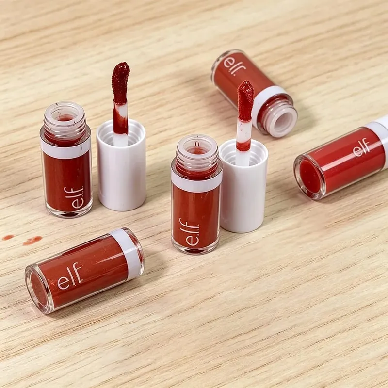 O novo blush líquido da Elf Camo apresenta desenvolvimento de cor de longa duração, leveza natural, retenção de umidade e fácil aplicação