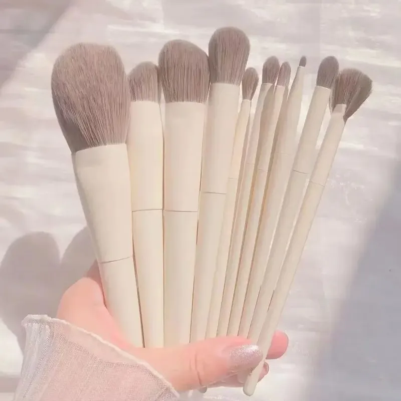 Conjunto de pincéis de maquiagem profissional prateado de 14 peças | Inclui 2 puffs de veludo de pelúcia + 2 esponjas de mistura | Escova Vegan Cruelty-Free Co.