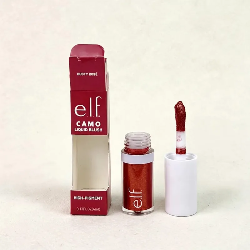 O novo blush líquido da Elf Camo apresenta desenvolvimento de cor de longa duração, leveza natural, retenção de umidade e fácil aplicação