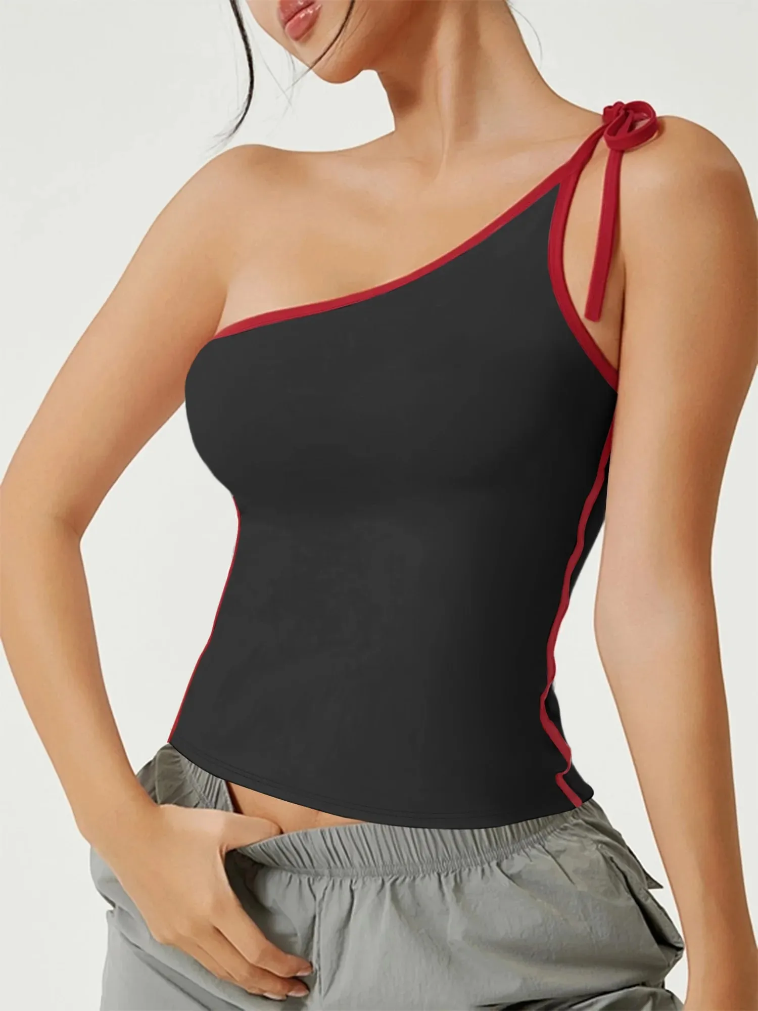 Regata assimétrica de um ombro com alça, regata feminina com contraste vermelho, corte slim, cami verão y2k, colete sem mangas