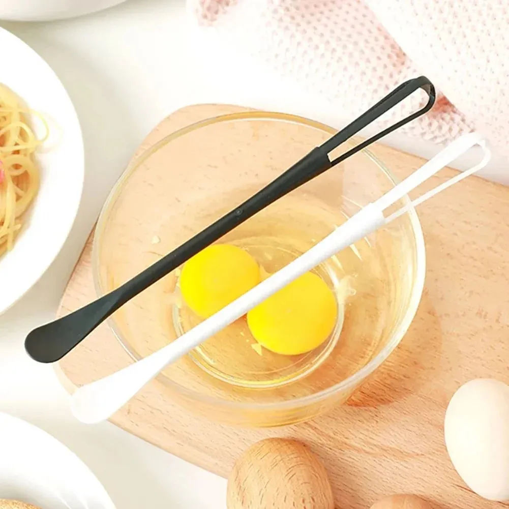 1pc batedor de ovo plástico multifuncional mini mão batedor de ovo utensílio de cozinha com colher de chá ferramentas de cozimento de ovo creme mexendo vara
