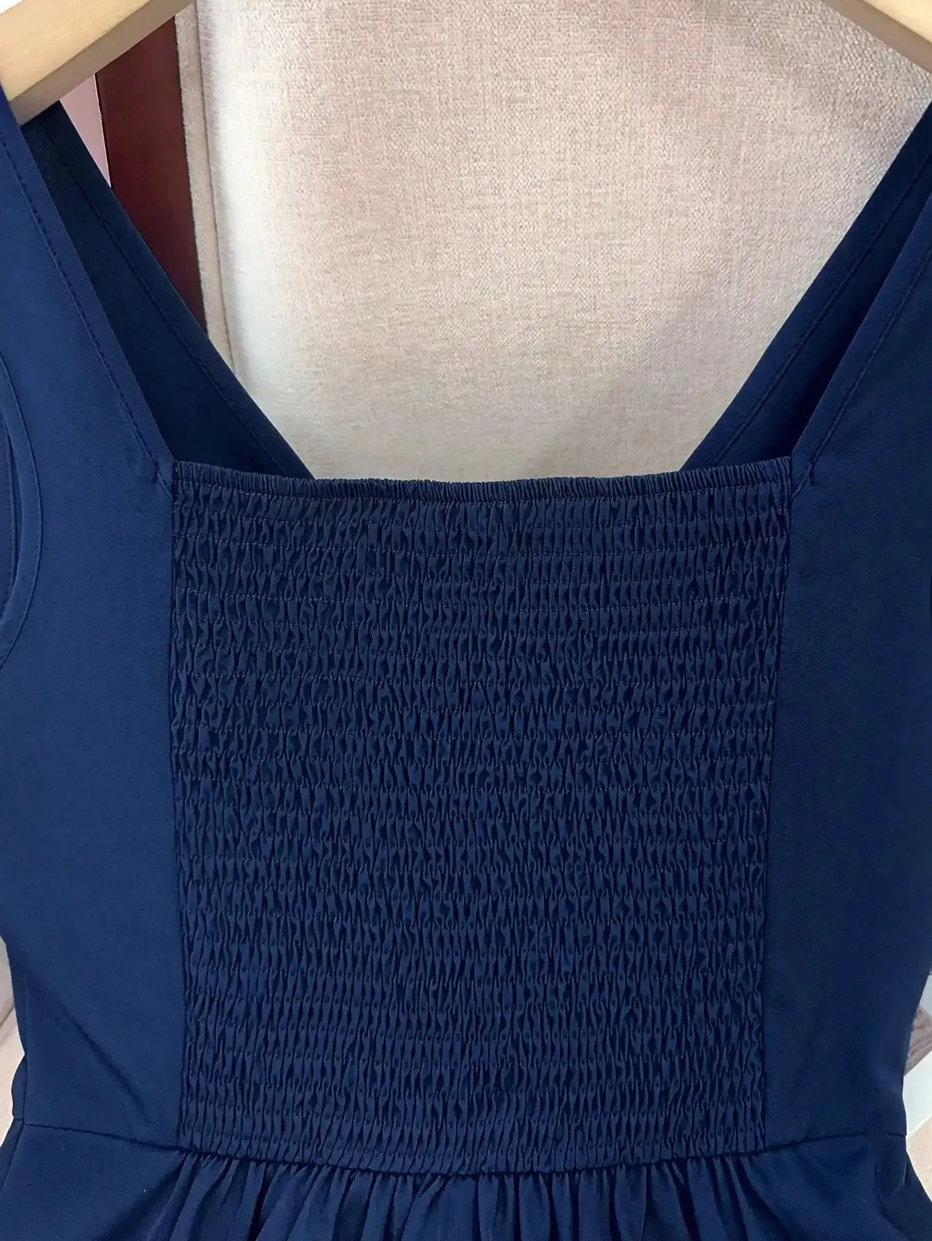 Cami slim fit com costas franzidas e alças grossas com babados na bainha e design franzido para todos os tipos de corpo