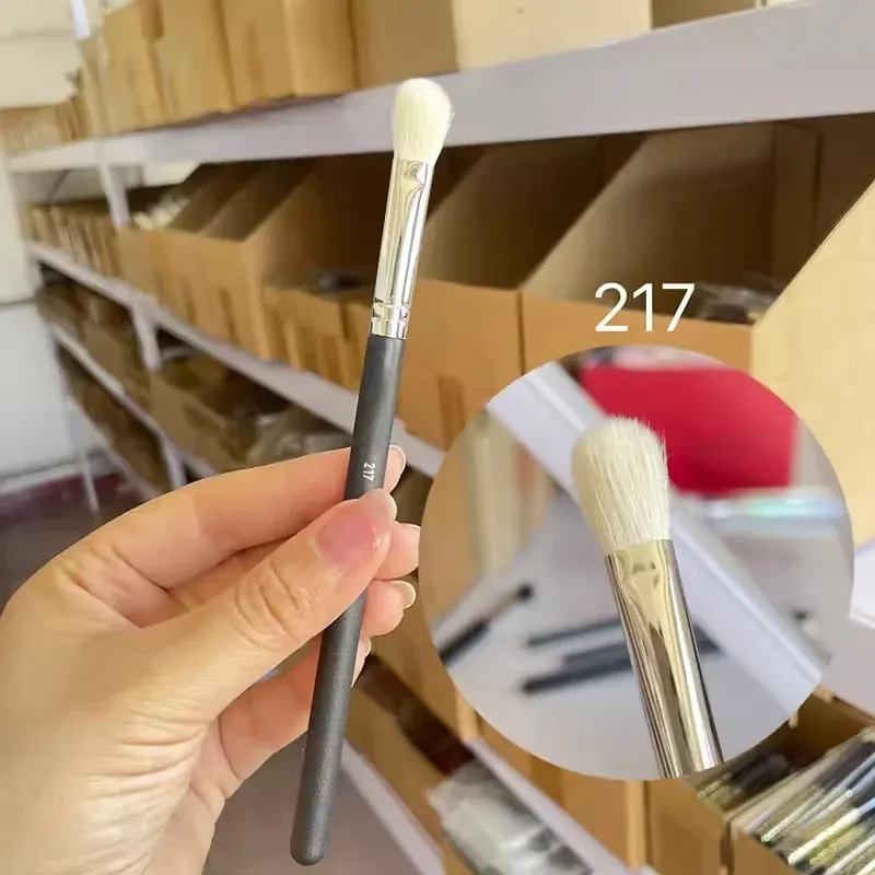 4 件裝化妝眼影刷扁平眼影暈染器摺痕混合刷山羊毛眼影液霜粉化妝工具