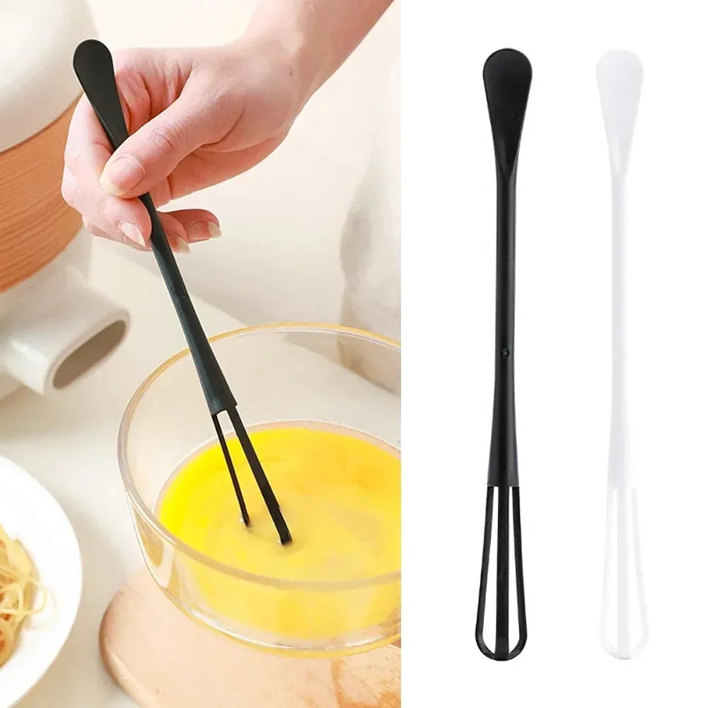 1pc batedor de ovo plástico multifuncional mini mão batedor de ovo utensílio de cozinha com colher de chá ferramentas de cozimento de ovo creme mexendo vara