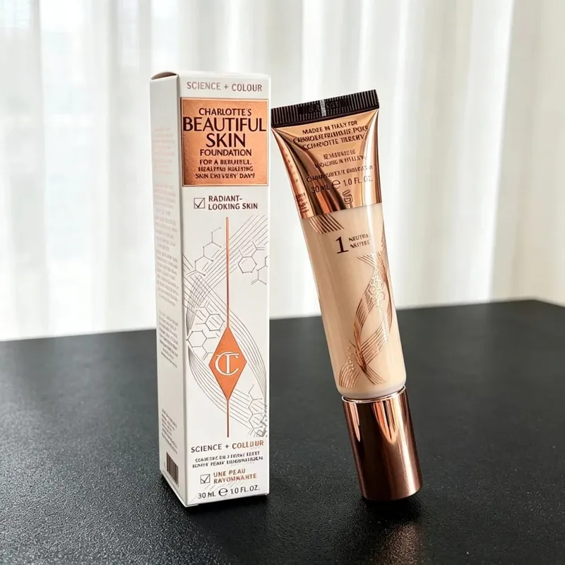 Charlotte Tilbury 玻尿粉底保濕中等遮瑕自然光澤 16 小時耐磨提亮遮瑕黑眼圈
