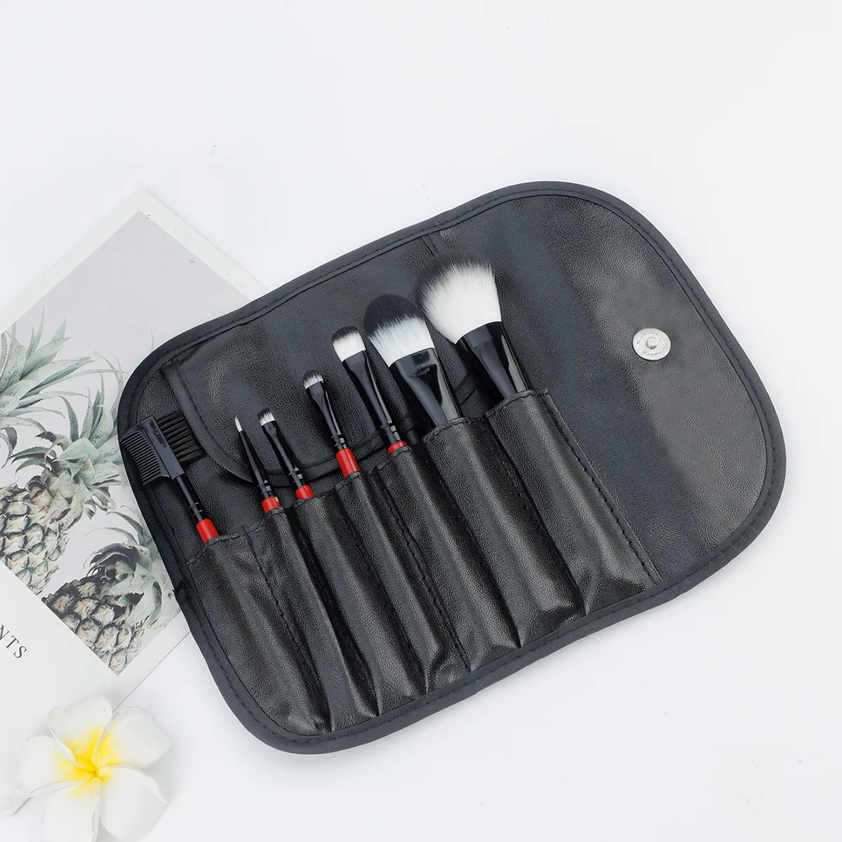 Conjunto de pincéis de maquiagem com cabo vermelho vinho, 7 peças, com bolsa de armazenamento de couro pu, cerdas macias, pó, blush, sombra, kit de pincéis cosméticos