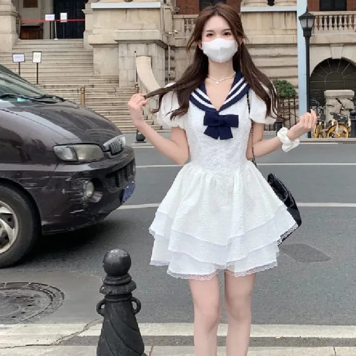 Vestido feminino branco com gola marinheiro, laço marinho, manga bolha, babado em camadas, vestido curto, doce, casual, estilo fofo