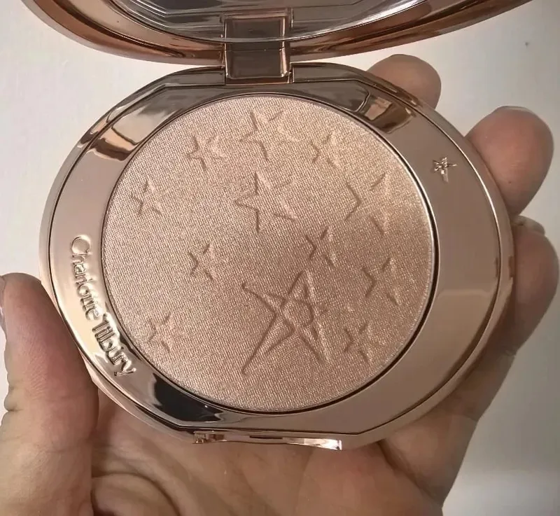 Charlotte Tilbury Starlight Pó Compacto e Corretivo Cobertura Média a Total Iluminador À Prova D 'Água Hidratante Acabamento Orvalhado