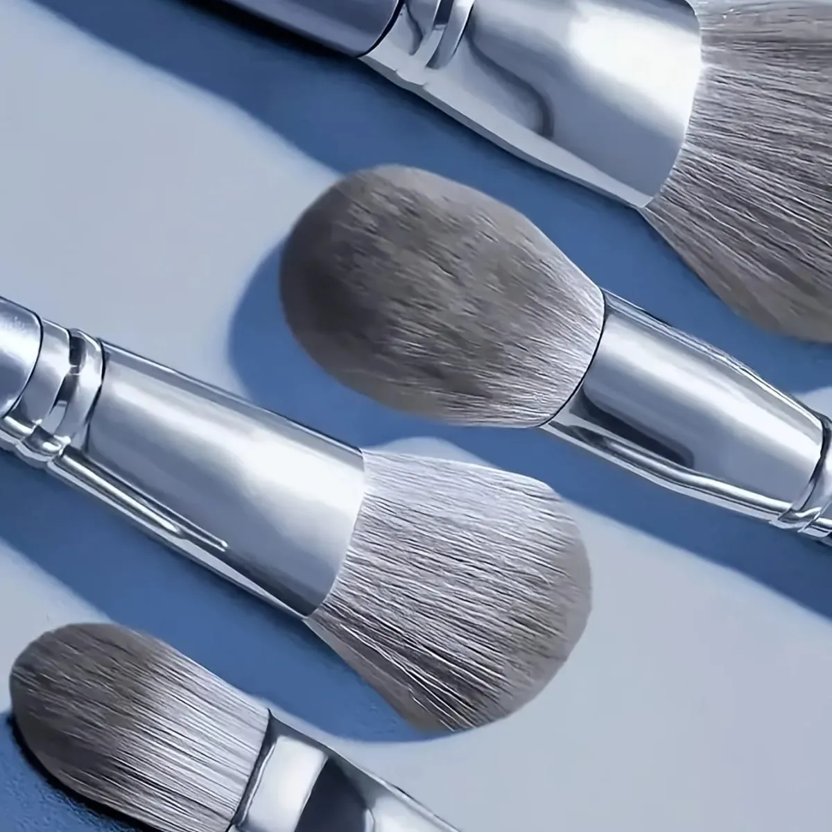 Conjunto de pincéis de maquiagem profissional prateado de 14 peças | Inclui 2 puffs de veludo de pelúcia + 2 esponjas de mistura | Escova Vegan Cruelty-Free Co.