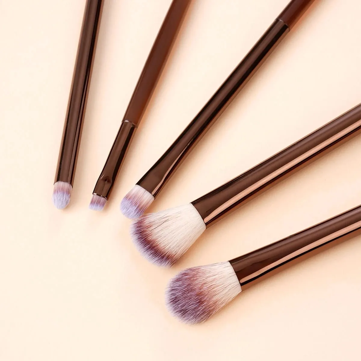 Conjunto de pincéis de maquiagem para sombra e delineador, 7 peças, inclui pincéis profissionais de maquiagem para os olhos, navalha de sobrancelha, estênceis de delineador de silicone