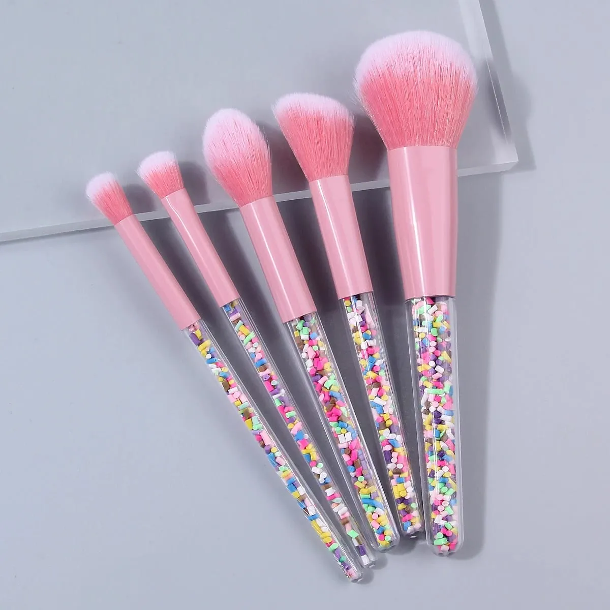 5 PCS Conjunto de pincéis de maquiagem para polvilhar doces Pincéis sintéticos macios rosa para rosto e olhos