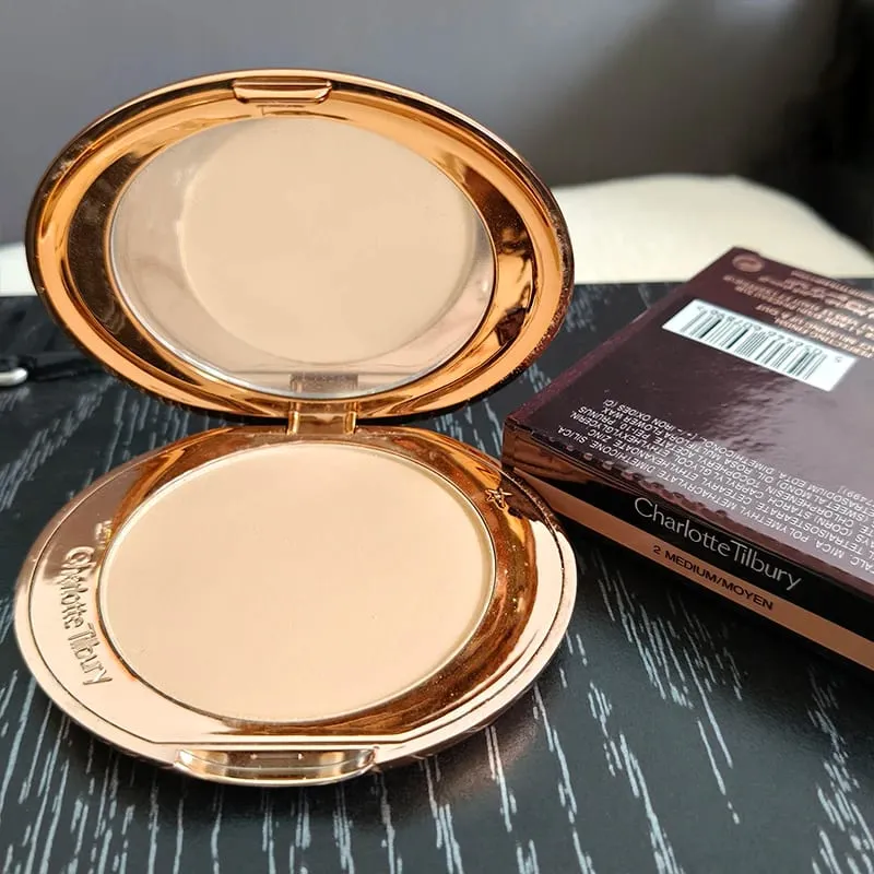 Charlotte micro leve pó almofada de ar pequena placa de ouro ajuste em pó 2 cores pó blush essência óleo tilbury cosméticos
