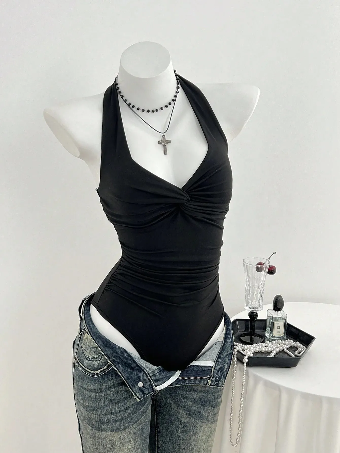 Macacão feminino halter profundo com nó frontal torcido, cintura franzida, preto sólido, sem mangas, slim fit y2k, top básico