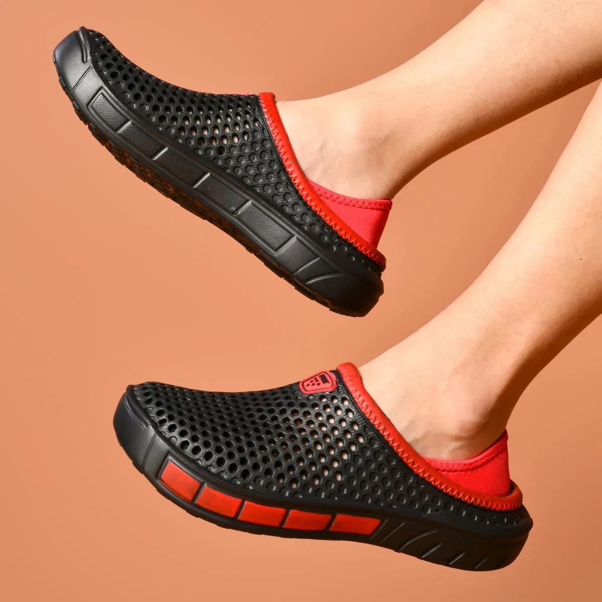 Respiráveis ​​e leves, estes tamancos casuais masculinos são altamente versáteis! Disponíveis em várias cores, eles redefinem o verão.