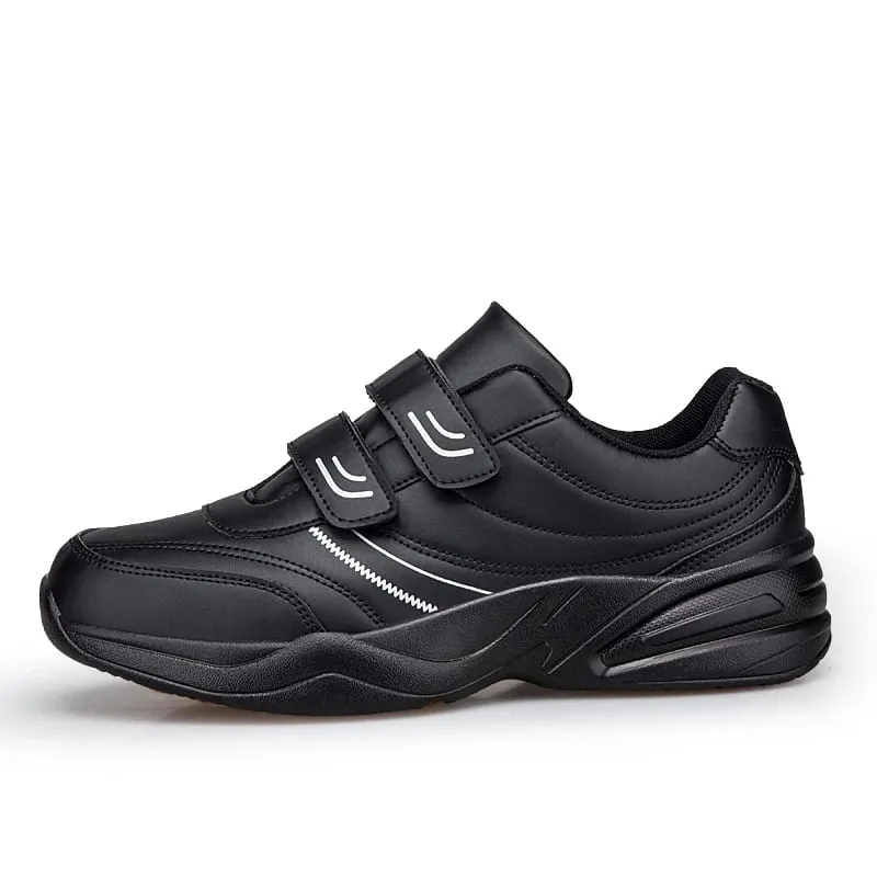 Tênis masculino ajustável de couro com gancho e laço, preto puro, sapatos esportivos casuais, tamanho grande 47 48, sapatos para caminhada para idosos