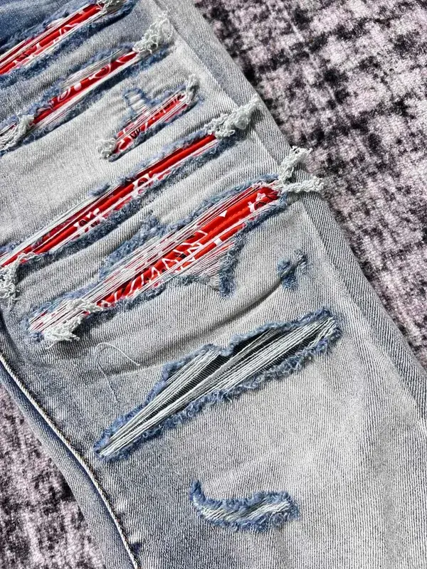 Desconto Homens bandana vermelha remendos angustiados jeans azuis