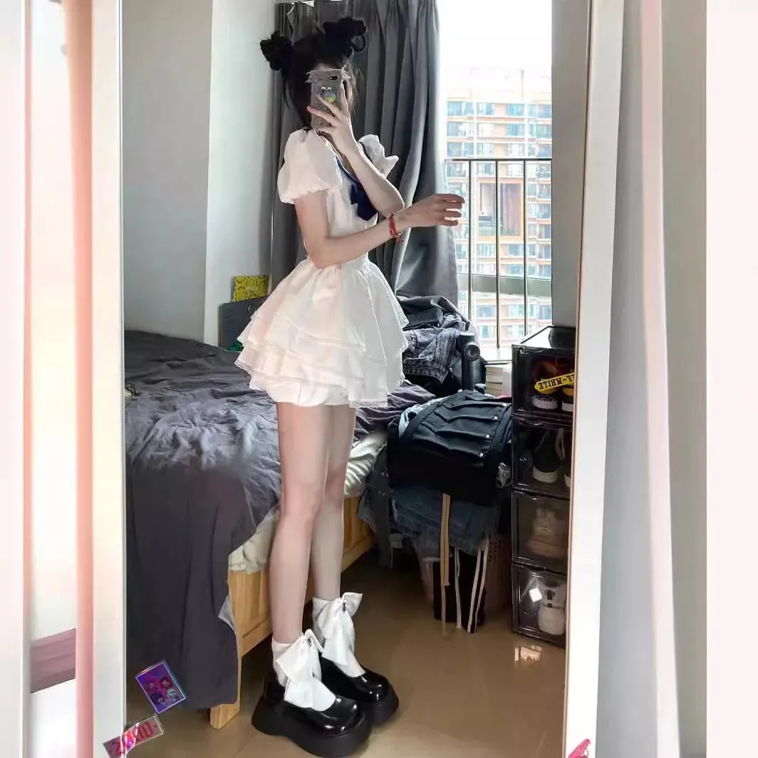 Vestido feminino branco com gola marinheiro, laço marinho, manga bolha, babado em camadas, vestido curto, doce, casual, estilo fofo