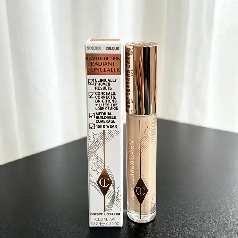 Charlotte Tilbury 玻尿粉底保濕中等遮瑕自然光澤 16 小時耐磨提亮遮瑕黑眼圈