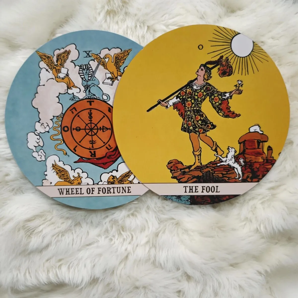 圓形塔羅牌 包括 78 張圓形卡片和紙質指南，裝在硬盒中 等待塔羅牌 初學者之旅開始