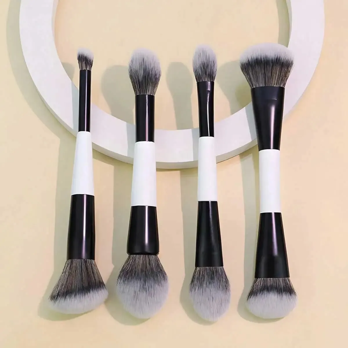 Conjunto de pincéis de maquiagem de ponta dupla 4pcs. Escovas multifuncionais para contorno e corretivo do iluminador em pó blush