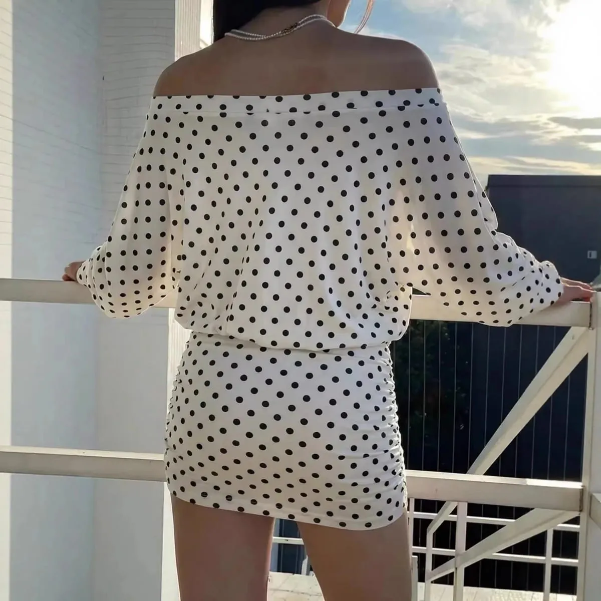 Minivestido de bolinhas com ombro de fora, manga comprida, cordão franzido, bodycon, vestidos curtos