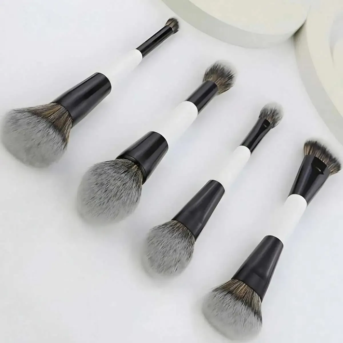 Conjunto de pincéis de maquiagem de ponta dupla 4pcs. Escovas multifuncionais para contorno e corretivo do iluminador em pó blush